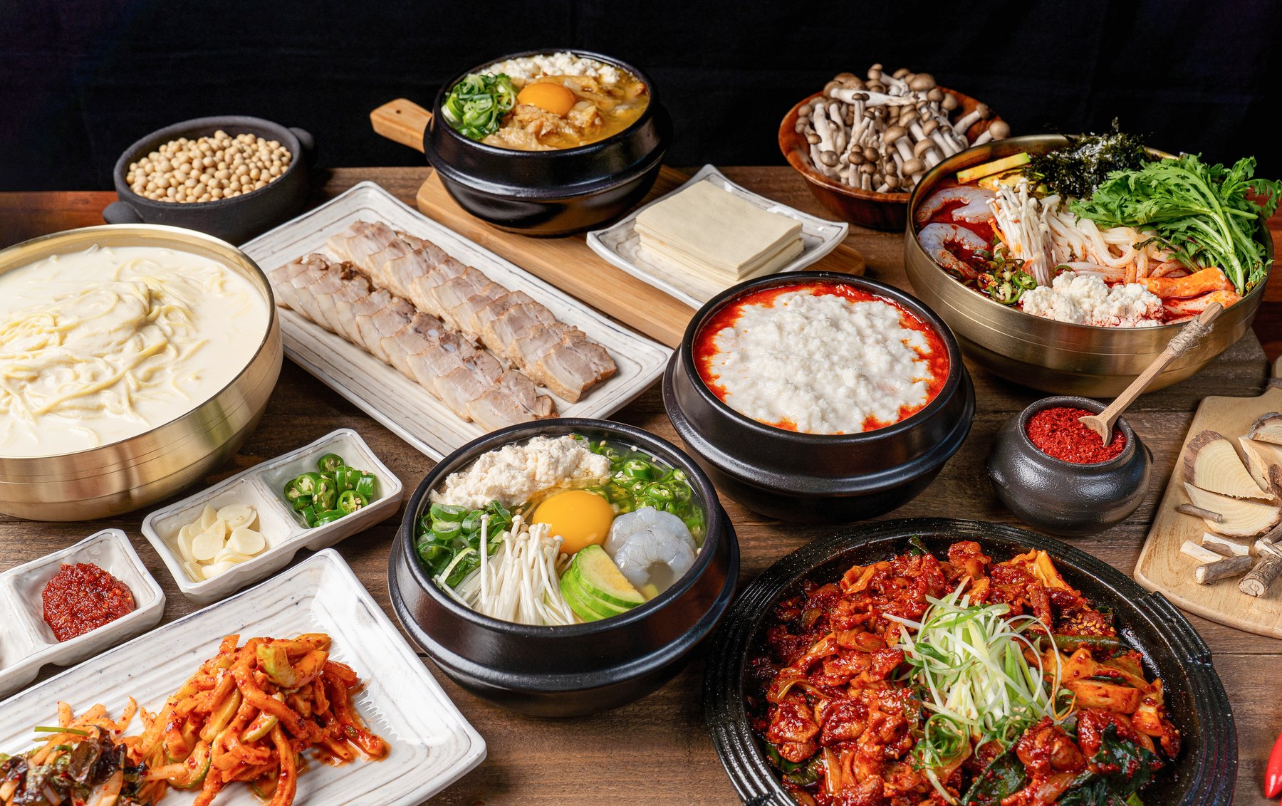 순두부와 반찬이 함께 차려진 동해왕순두부 상차림